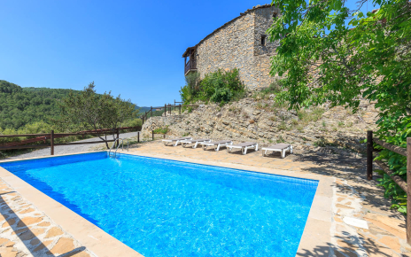 La piscina se encuentra debajo de la casa